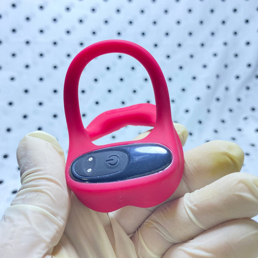 The Triple-Ring Red Orifice Control Vibrator - แหวนสั่นควบคุมปากแบบสามวงแหวน