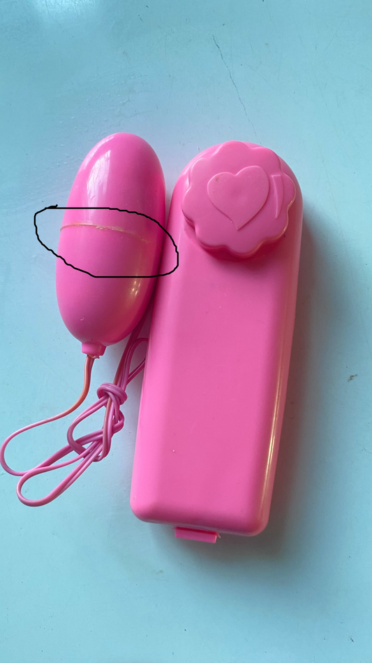 (ที่สายมีสีไม่สดใหม่ สั่นปกติ ไม่มีกล่อง มีรอยขีดเล็กน้อย ตามภาพ) ไข่สั่นหัวเดียว สีชมพู